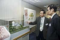 Prof. Sun Jiulin visits the Institute of Space and Earth Information Science. The visit is introduced by Prof. Lin Hui, the Director of the Institute